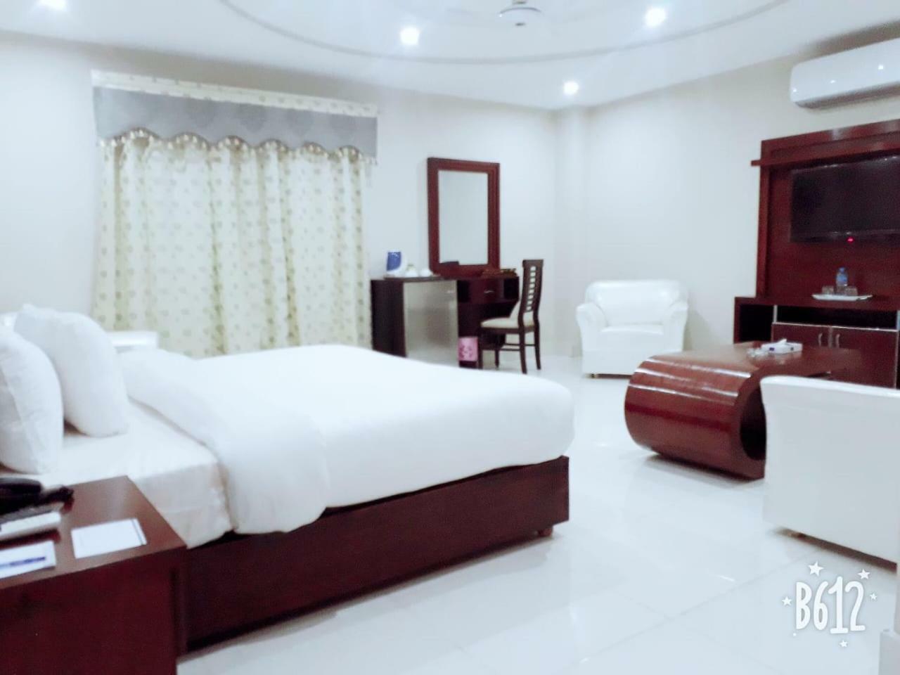 Hotel Crown Inn Multan Exterior photo